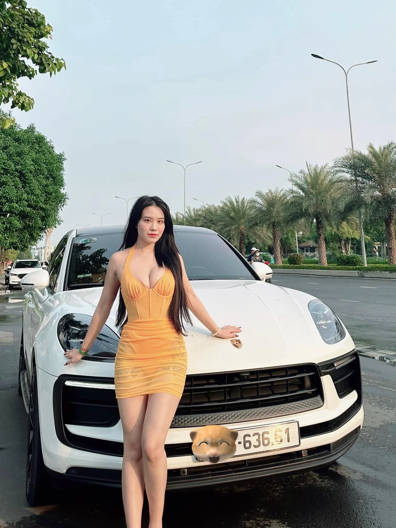 Linh Miu bikini trong phong cách nữ tính pha cá tính riêng