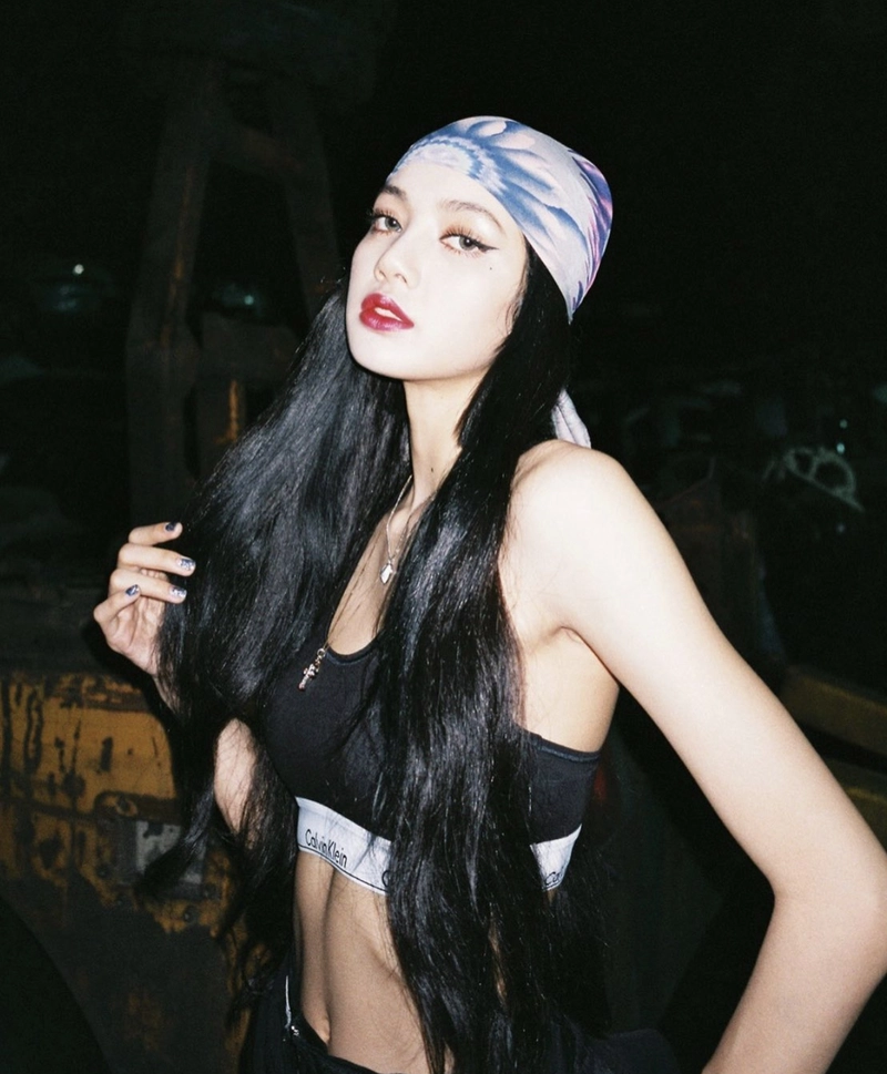 Lisa bikini tạo dáng cá tính riêng cực cháy