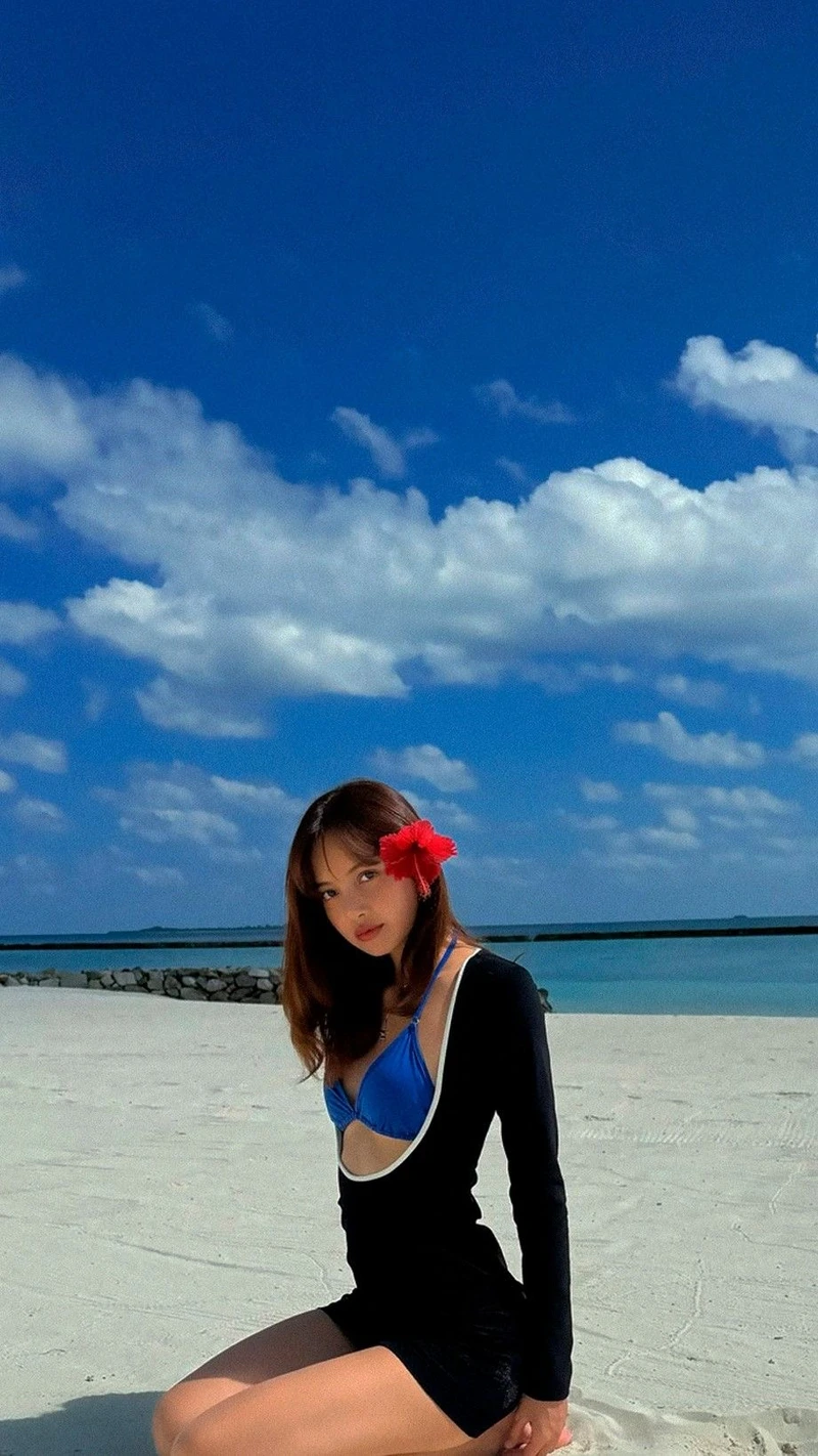 Lisa blackpink bikini cài hoa trên bãi biển
