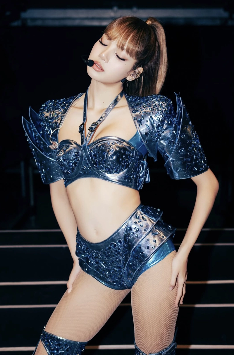 Lisa blackpink trình diễn buổi hoà nhạc mặc bikini