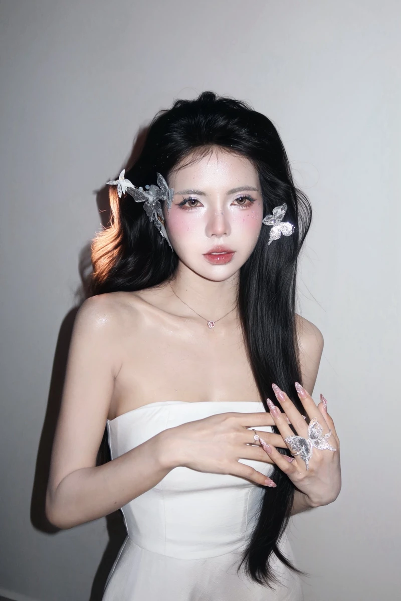 Mai Dora bikini khoe hông rộng eo thon cuốn hút
