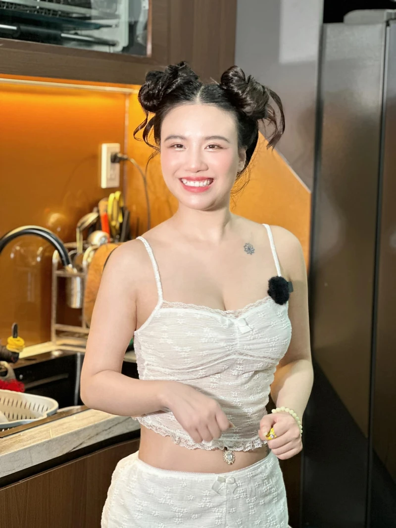 Mẫu ảnh Linh Miu bikini cùng visual trưởng thành sắc sảo