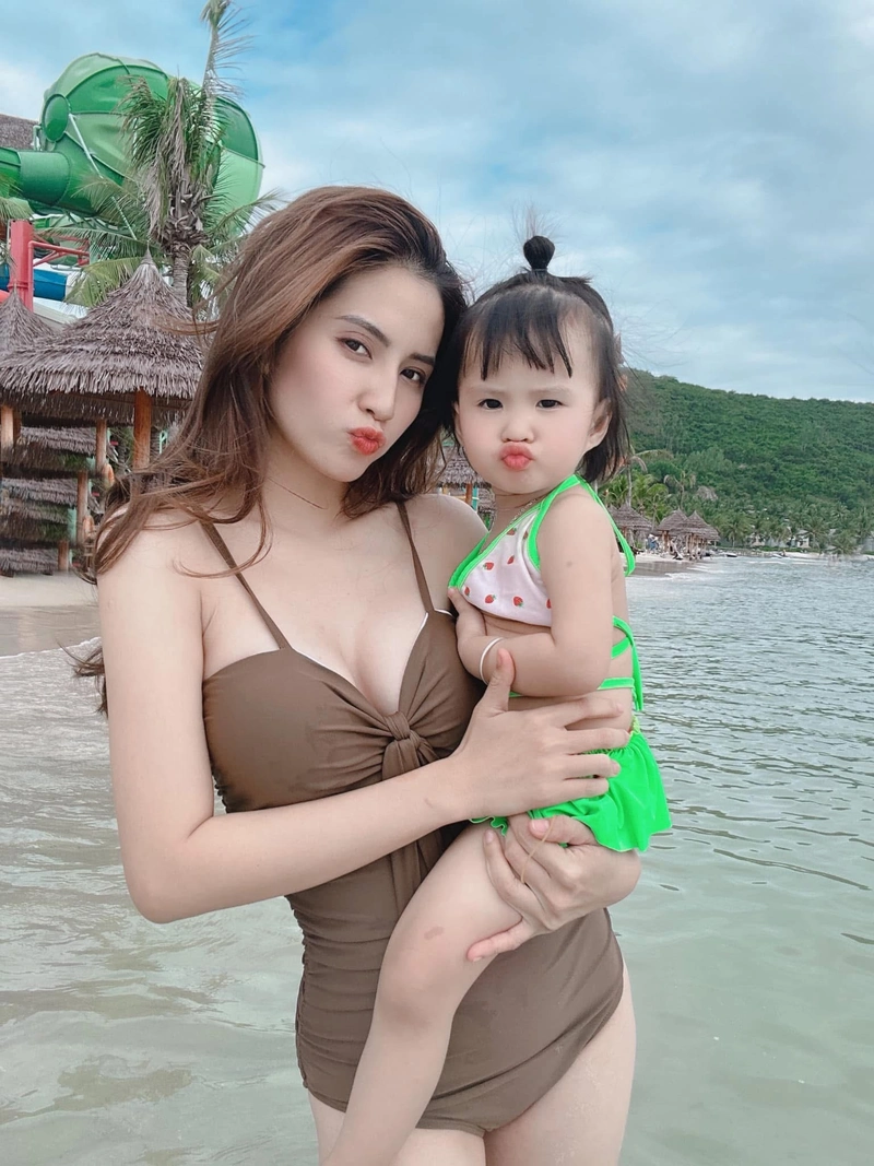 Mẹ bé sol thiên an mặc bikini cực yêu