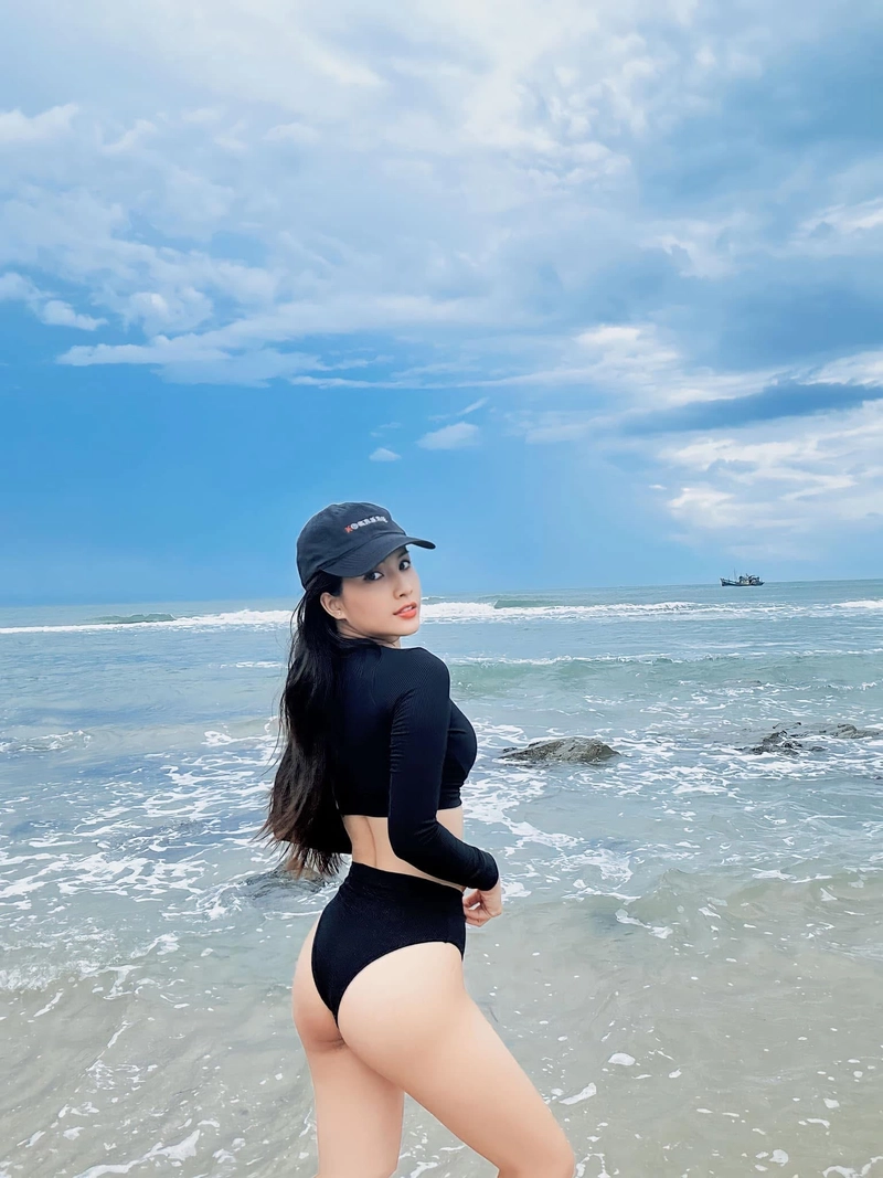 Mẹ bé sol thiên an mặc bikini đội mũ