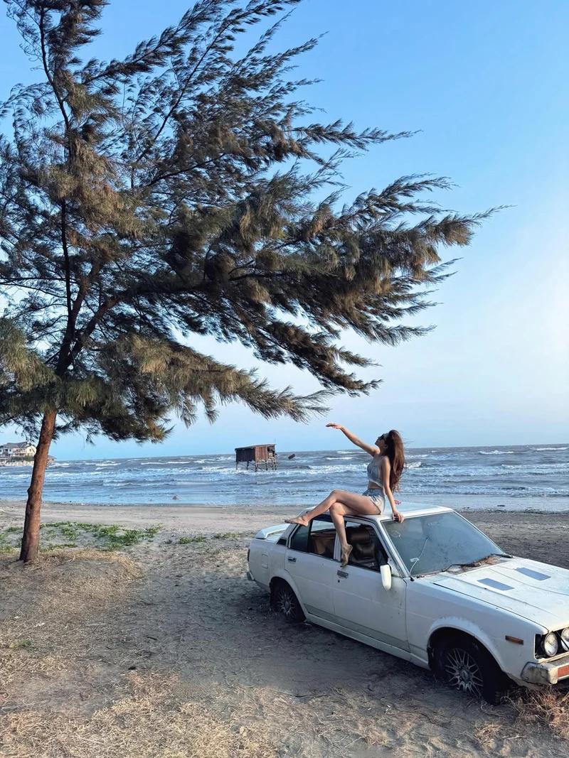 Mẹ bé sol thiên an mặc bikini ngồi trên ô tô
