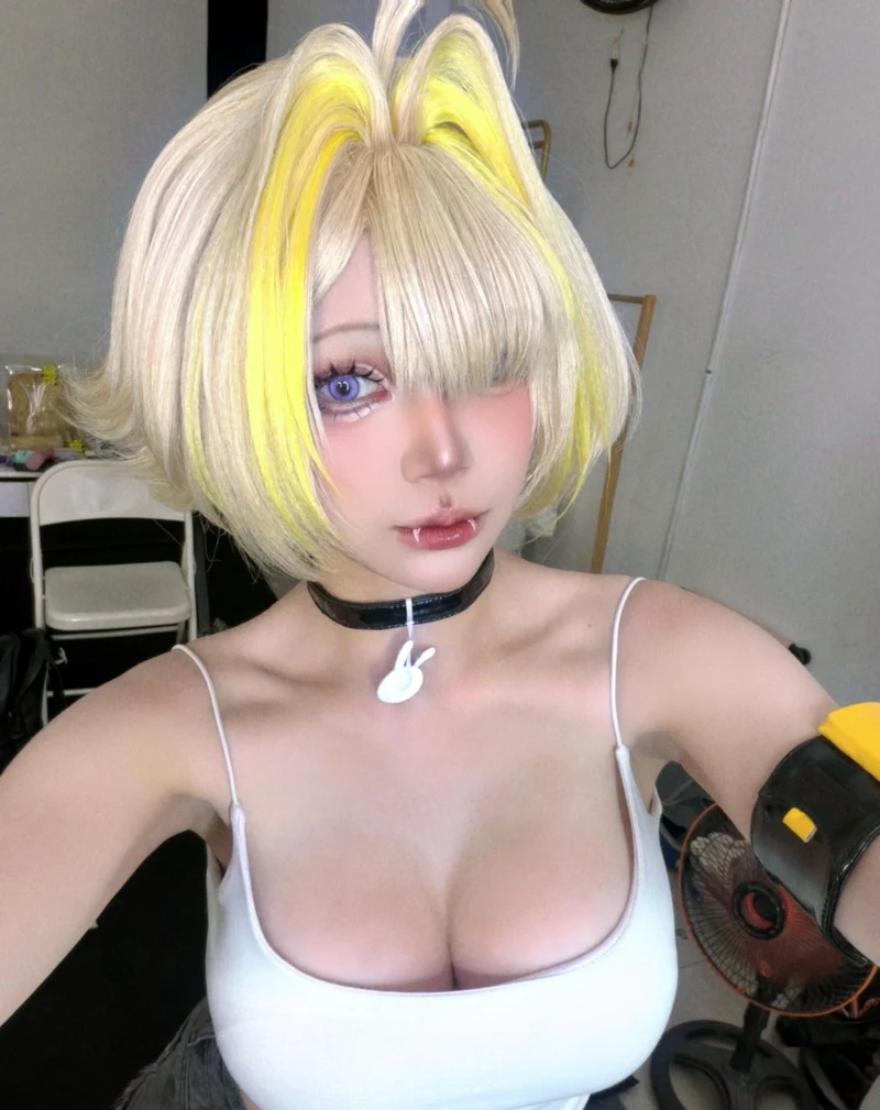 Nàng Zinie Quỳnh với mái tóc và trang phục cosplay