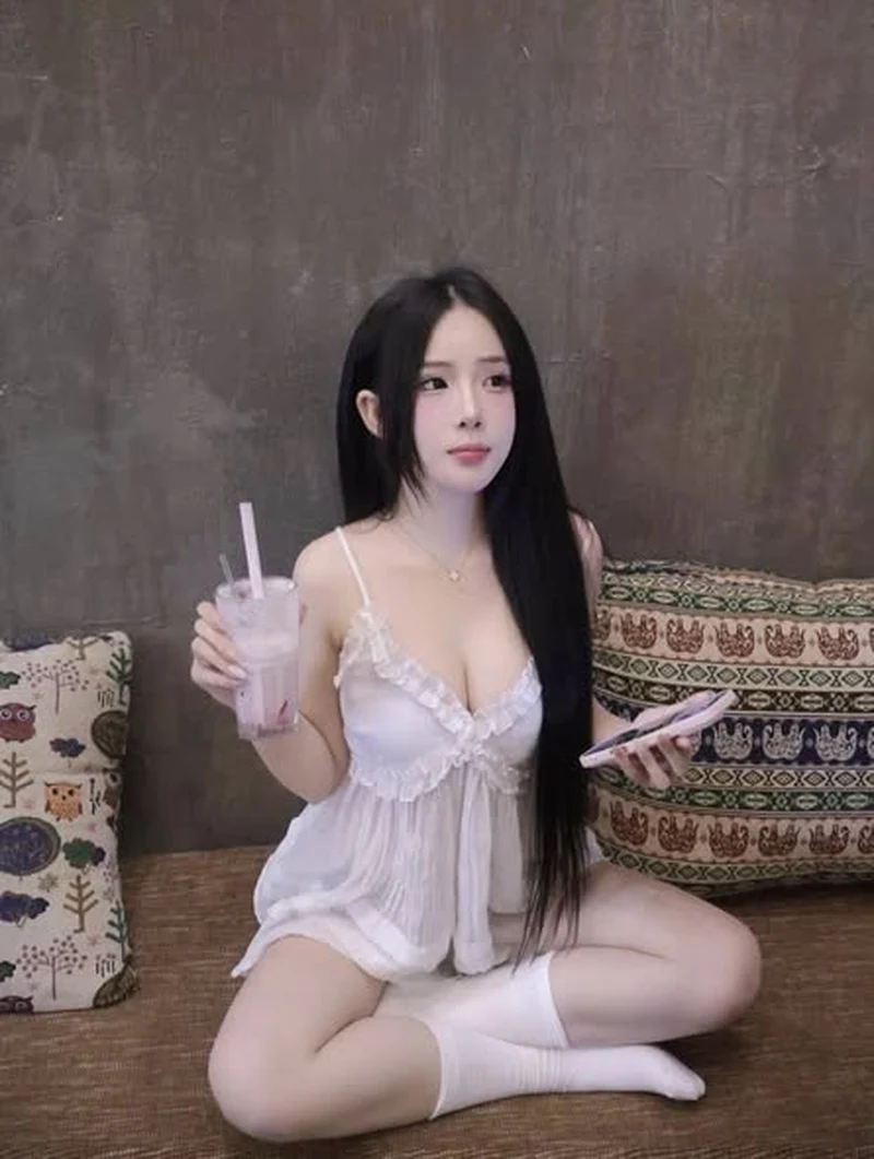 Nàng gái xinh nóng bỏng mặc bikini gợi cảm đầy mê hoặc