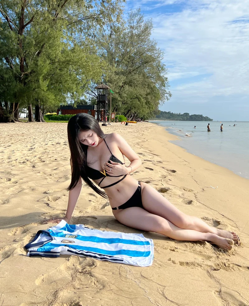 Nàng hot girl Quỳnh Alee khoe da ngăm bikini