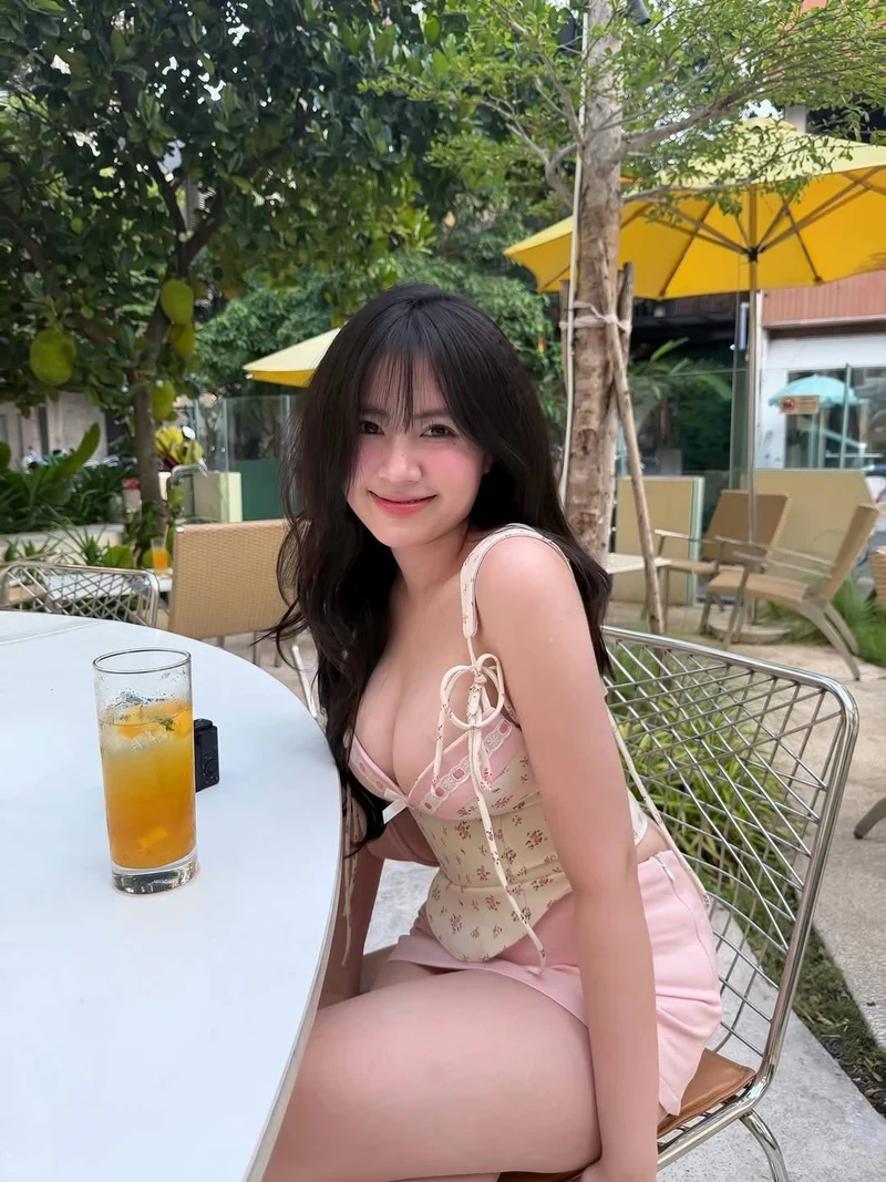 Nàng thơ bikini hồng ngọt ngào và cực kỳ hấp dẫn