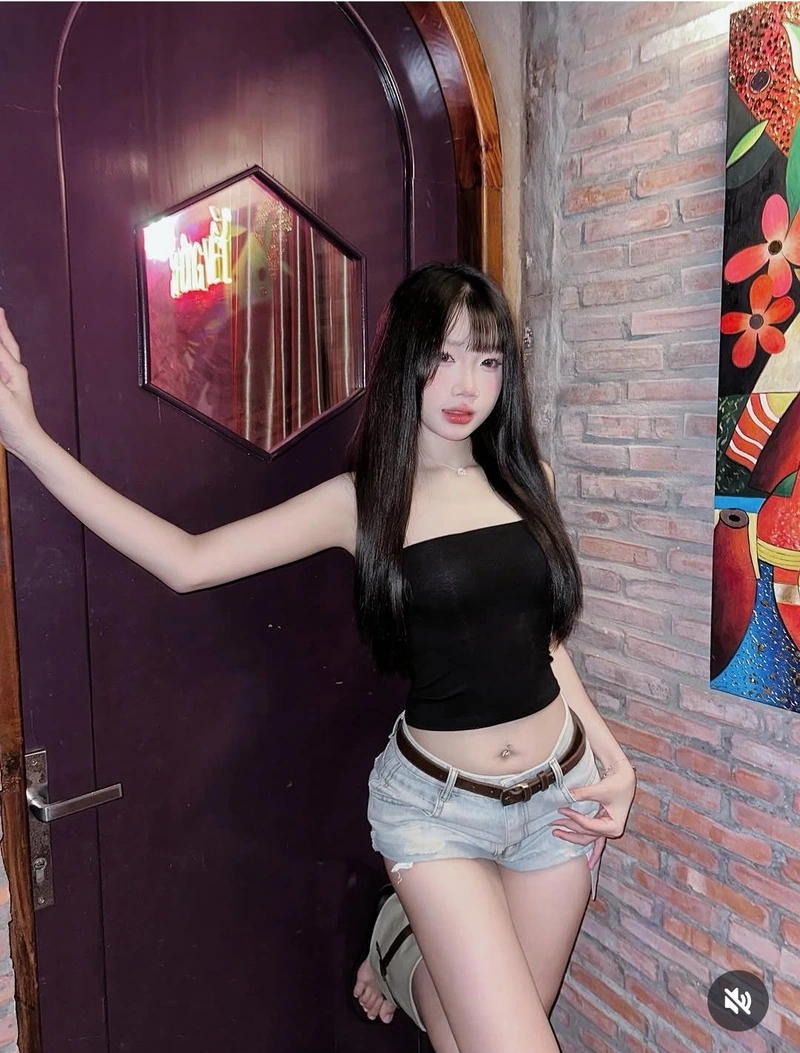 Nàng xinh 2k5 nằm thư giãn đầy quyến rũ