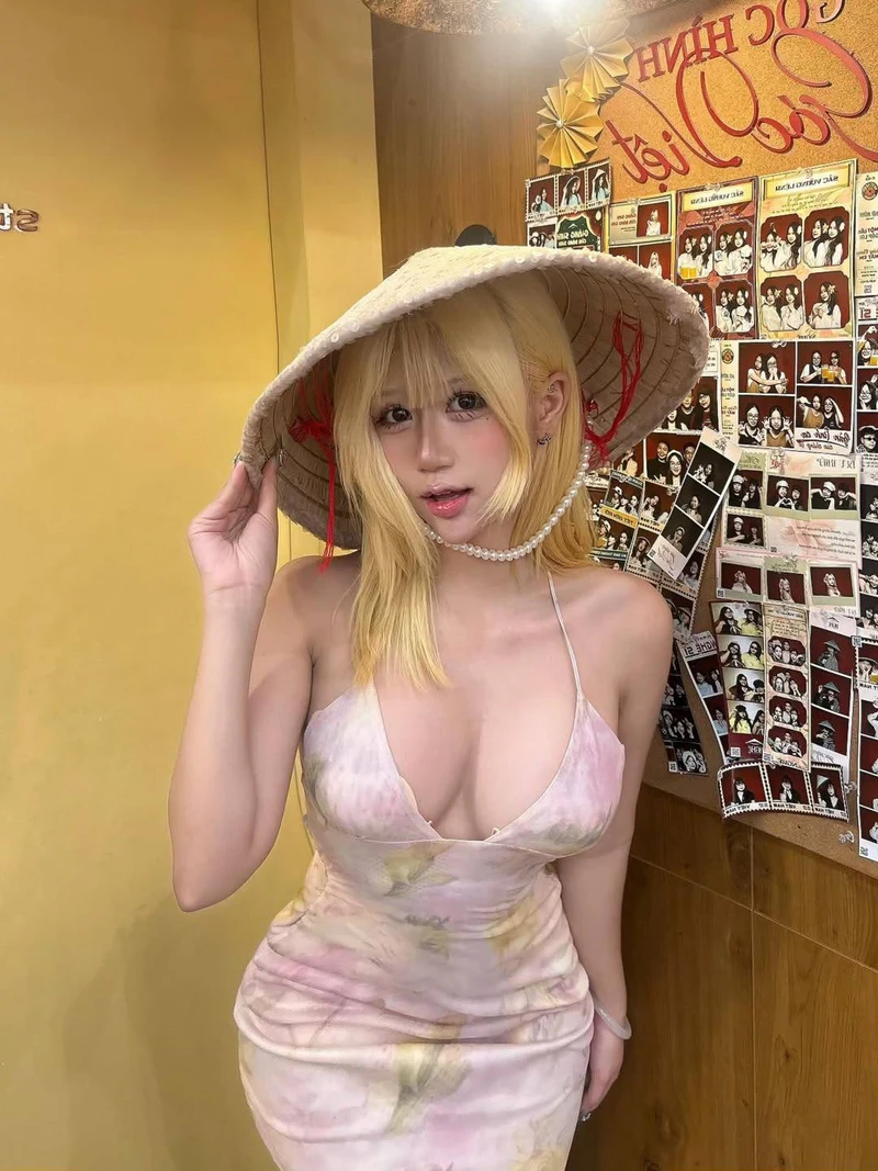 Nàng xinh mặc bikini xanh dương tôn da rám nắng