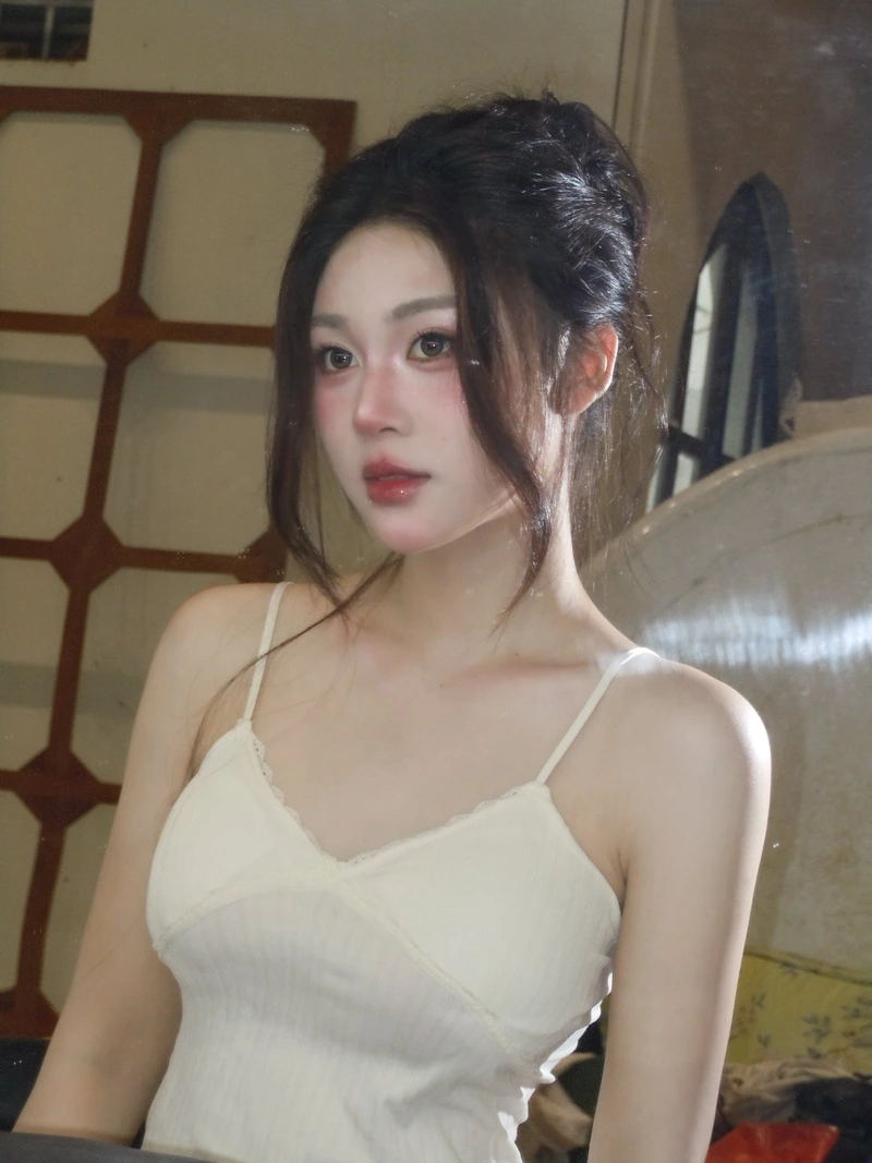 Nàng xinh sinh năm 2005 khoe chân dài miên man