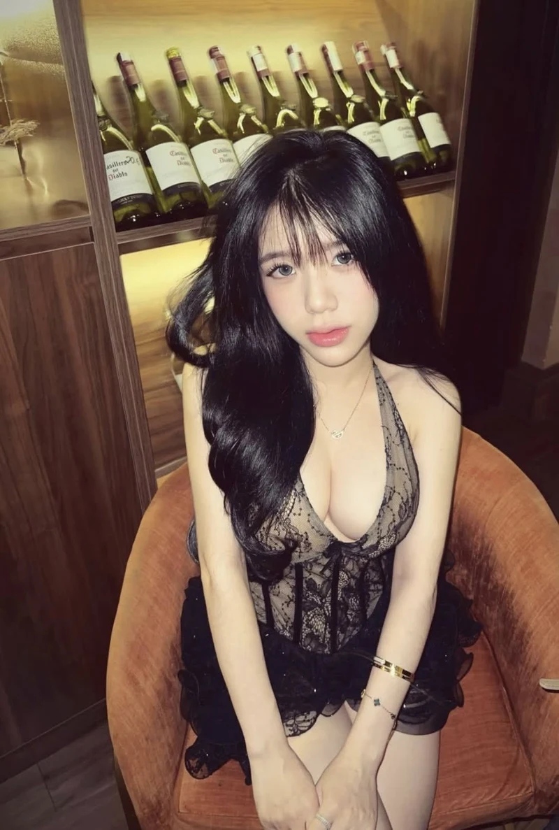 Nét đẹp mlem của gái xinh trong bikini trắng tinh