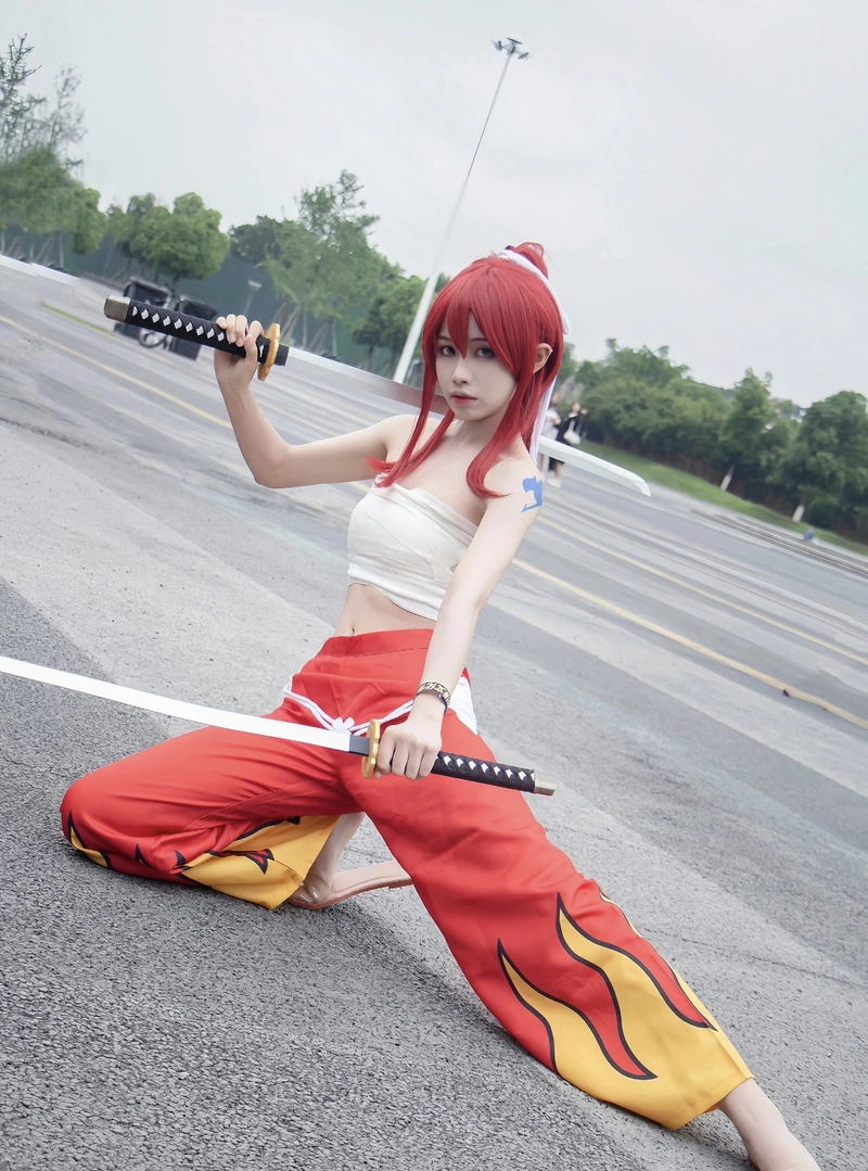 Nét tạo hình chiến đấu cùng cosplay Erza đẹp