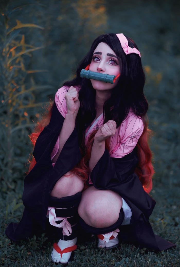 Nezuko cosplay cute giơ tay làm nũng dễ thương
