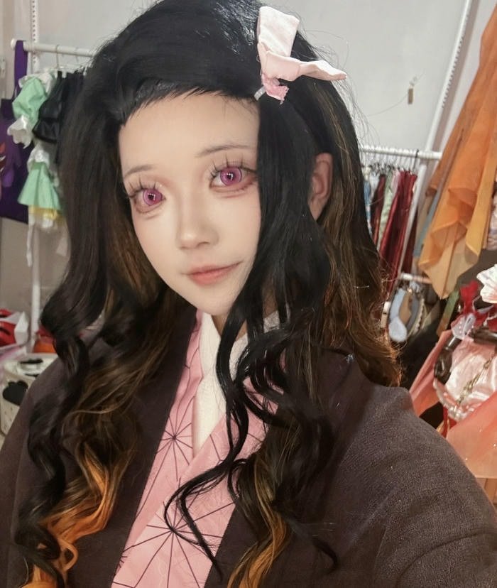 Nezuko cosplay cute ngồi xòe váy biểu cảm ngây thơ