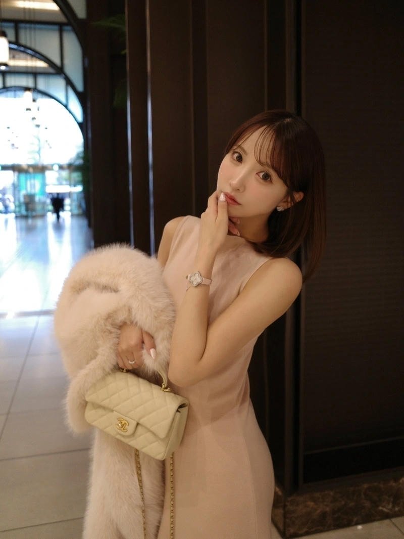 Người mẫu Yua Mikami sexy nổi bật trong concept ánh sáng mềm