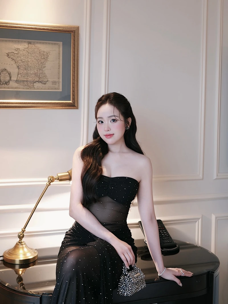 Nhan sắc rạng rỡ giúp Lê Phương Anh bikini sexy thu hút