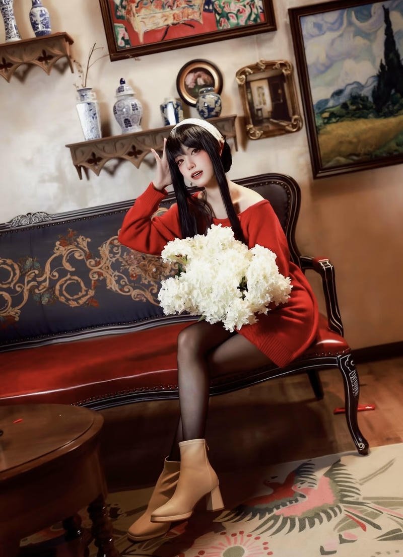 Nhân vật Yor Forger cosplay với hình ảnh quyền lực