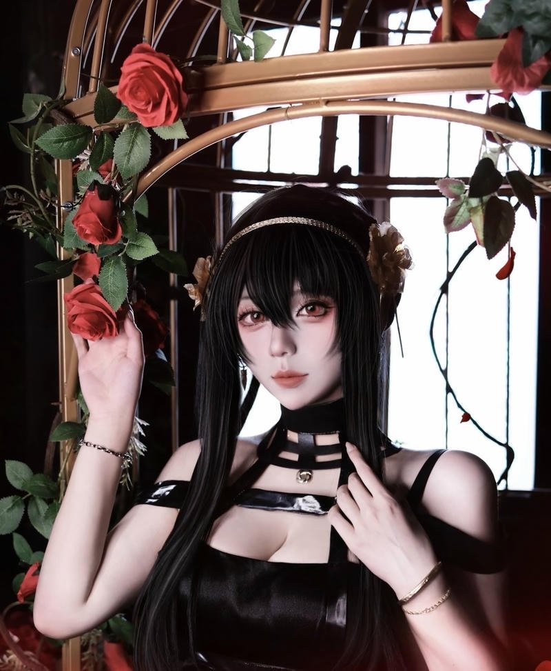 Nhân vật Yor Forger cosplay với hình tượng Thorn Princess