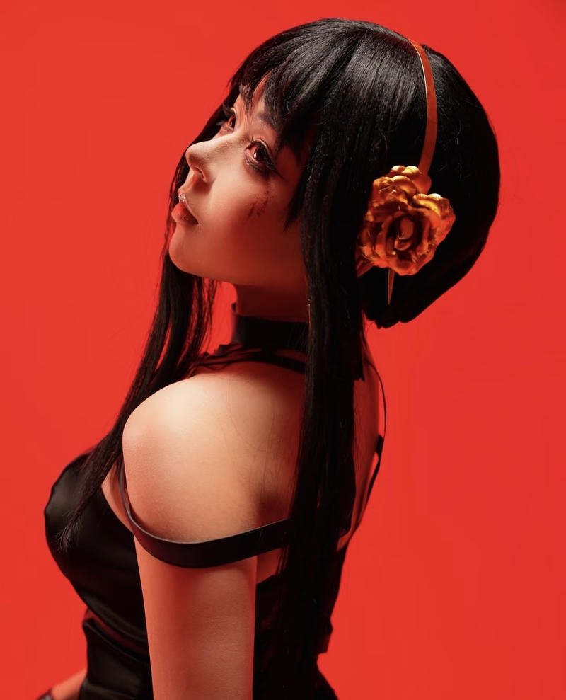 Nhân vật Yor Forger cosplay với phong cách cá tính