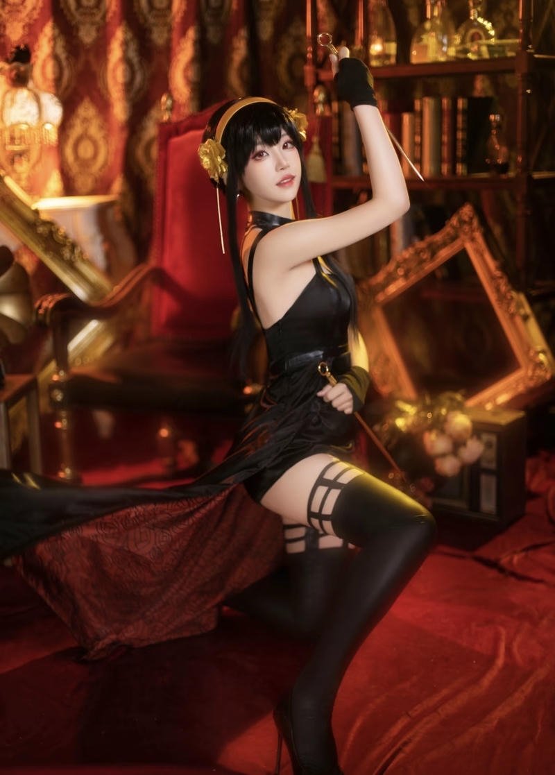 Nhân vật Yor Forger cosplay với phong cách độc lập