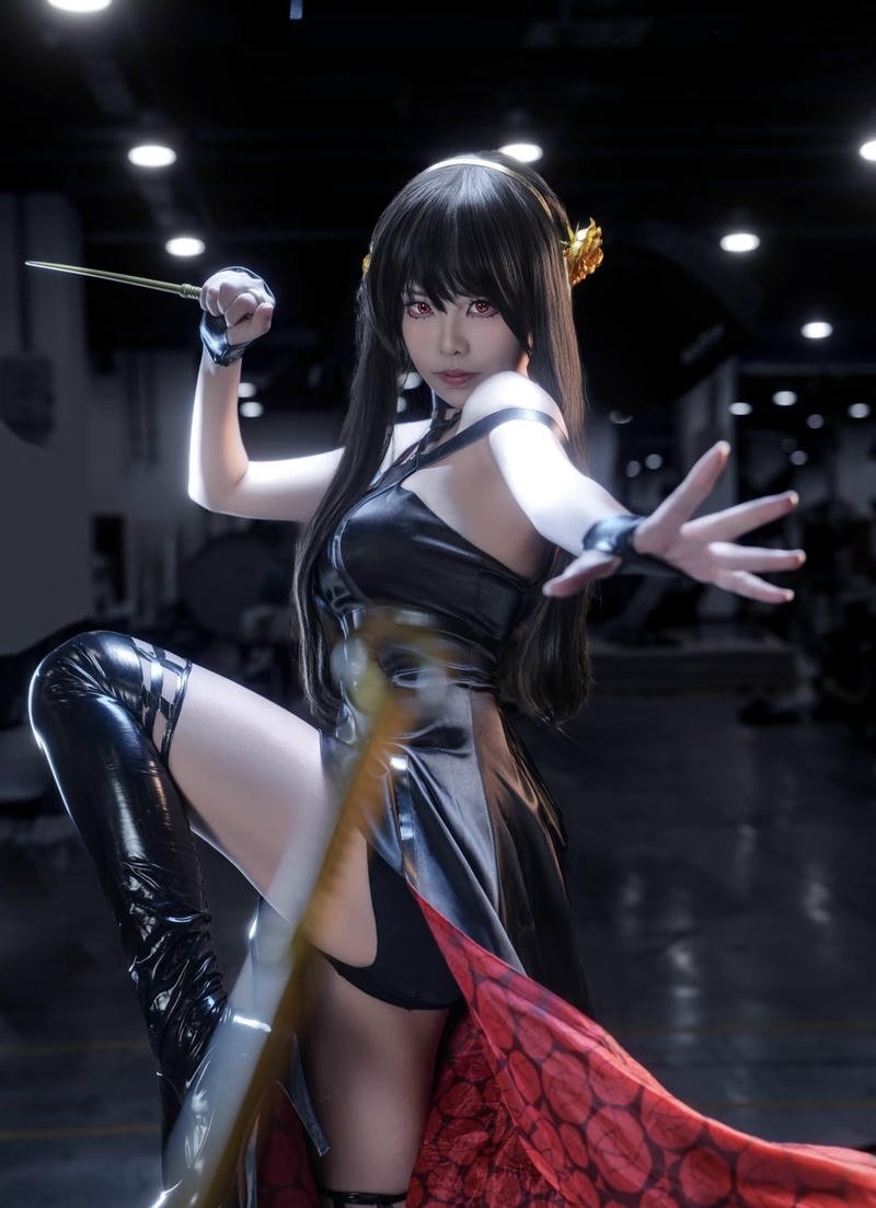 Nhân vật Yor Forger cosplay với phong thái trưởng thành