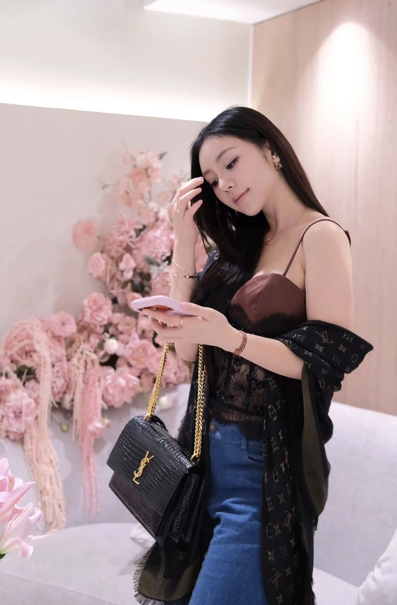 Nụ cười và dáng người sexy của Quỳnh Kool