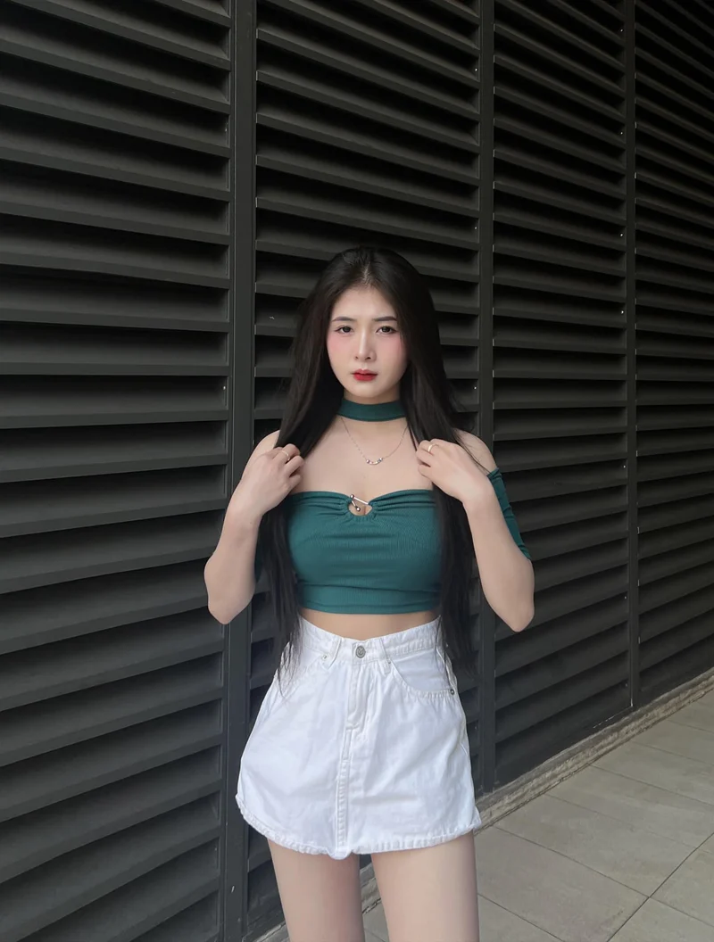 Nữ thần Quỳnh Alee khoe body gợi cảm bên biển