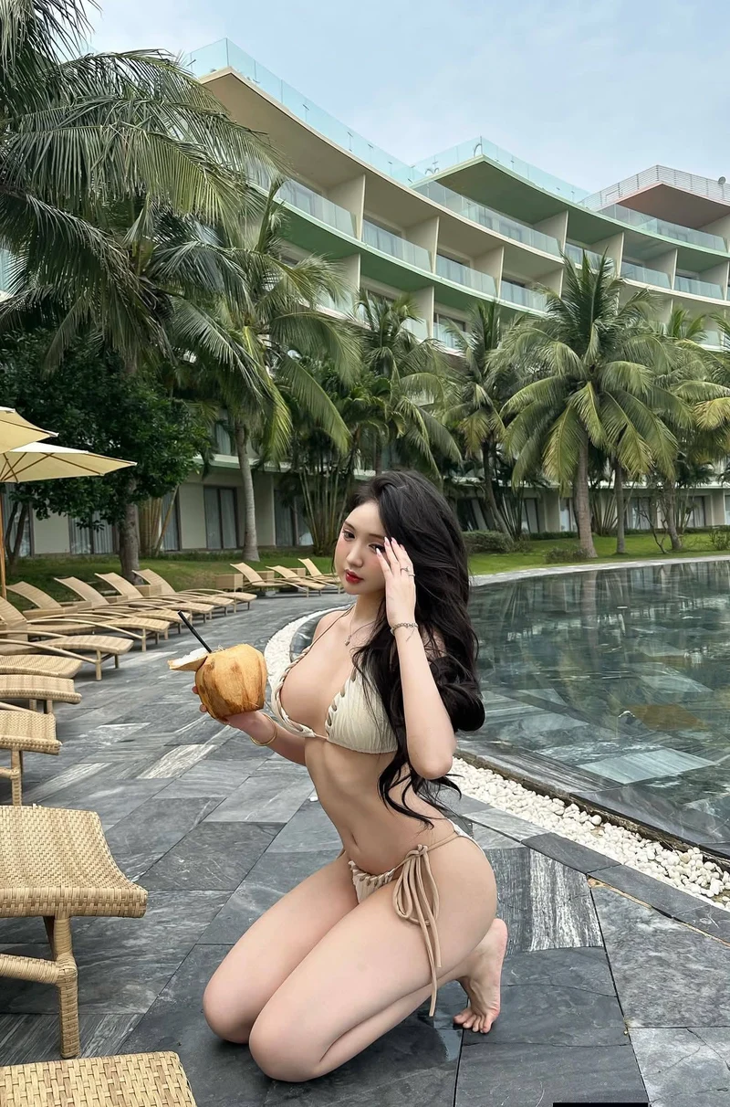 Nữ xinh body sexy khoe đường cong hoàn hảo