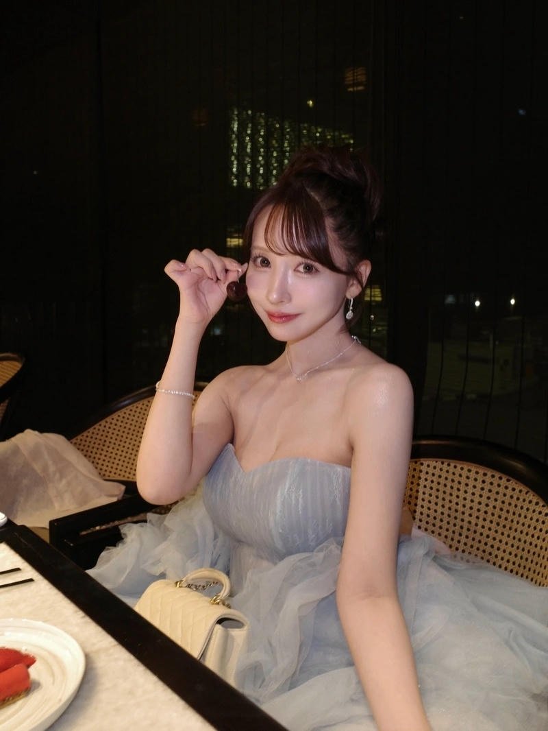 Outfit hiện đại giúp Yua Mikami thêm phần nổi bật