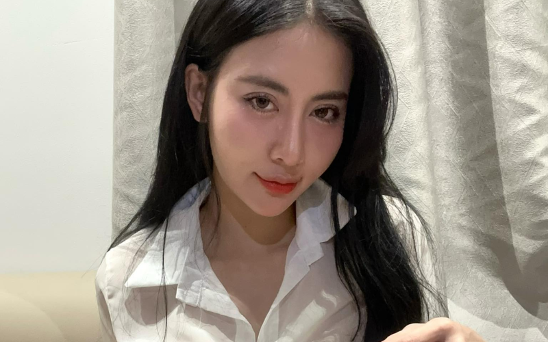 Phân Tích Hiện Tượng “Hotgirl Hở Bạo” Trong Showbiz Việt