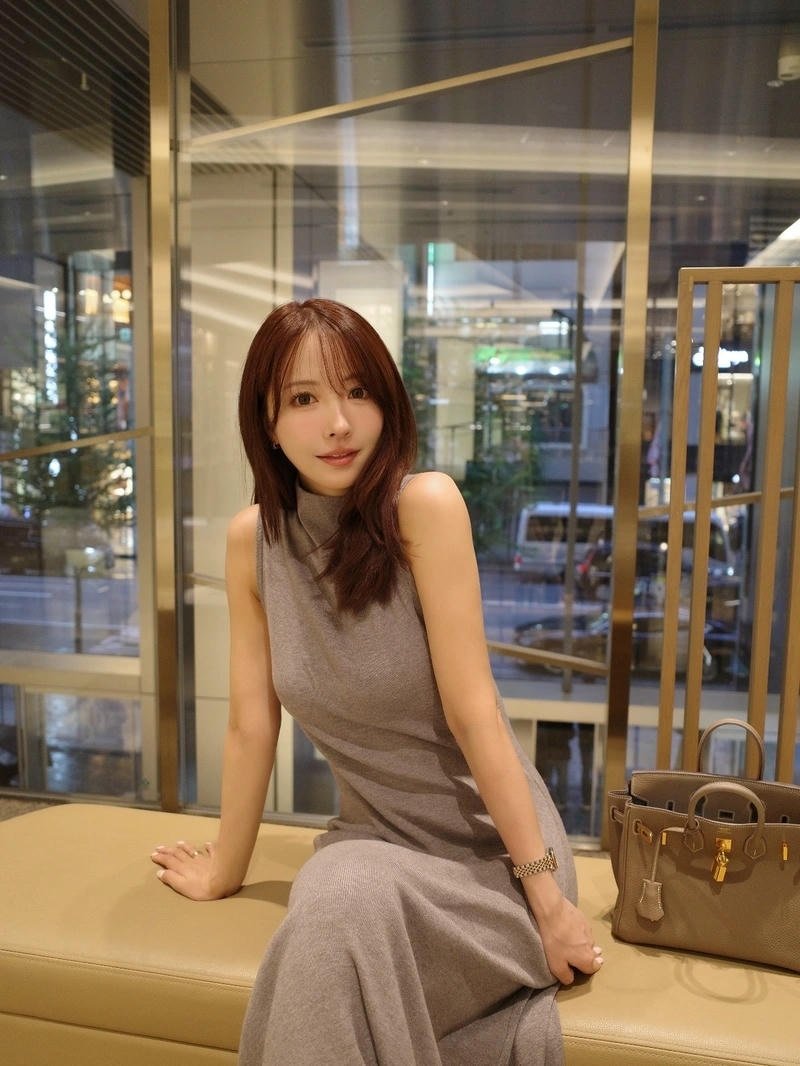 Phong cách Yua Mikami với outfit quyến rũ trong concept thời trang