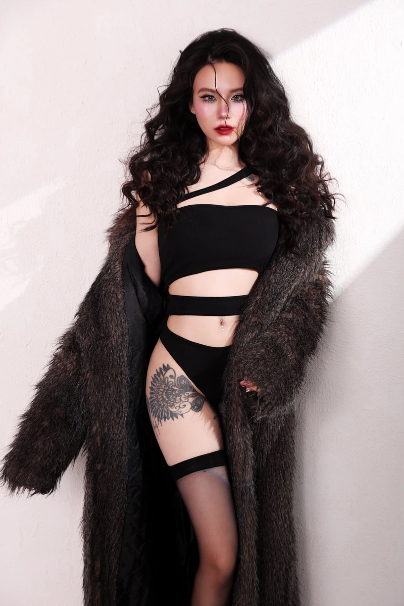 Phong cách sexy cá tính tạo nên Linh Miu bikini nổi bật