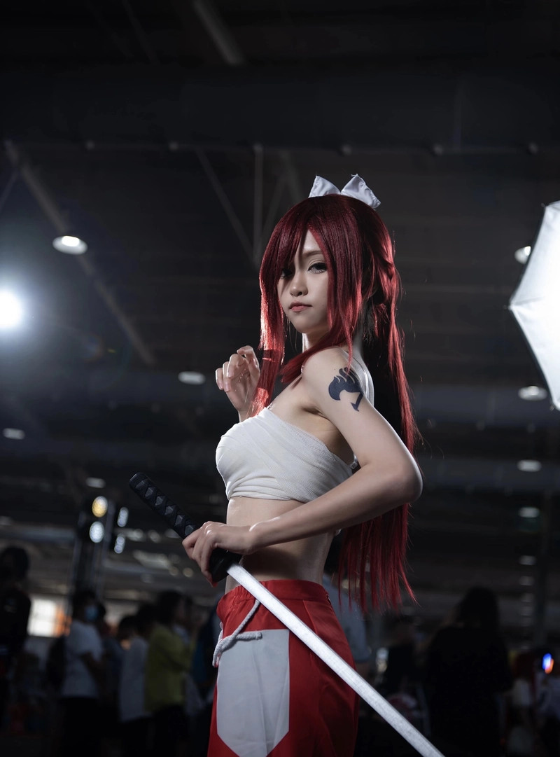 Phong thái chiến binh đẹp cùng cosplay Erza