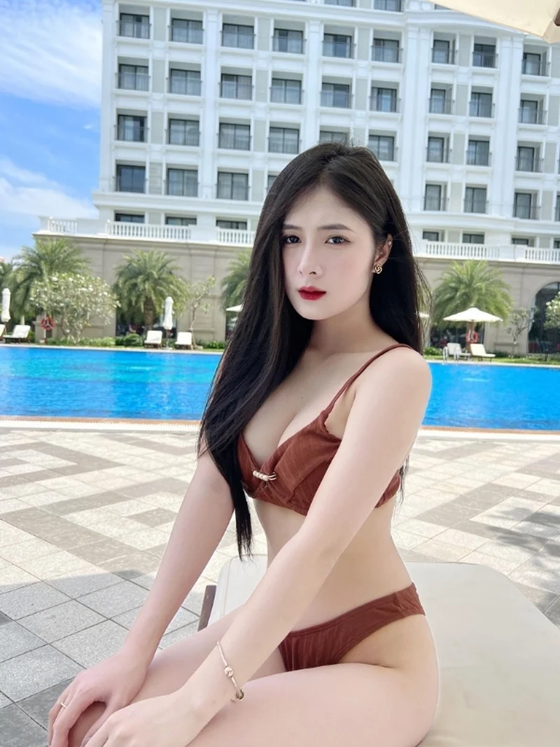 Quỳnh Alee bikini sexy ánh mắt hút hồn người xem