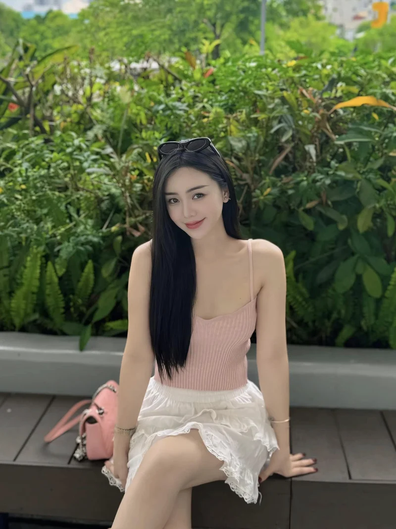 Quỳnh Kool sexy với thân hình hoàn hảo và ánh mắt hút hồn