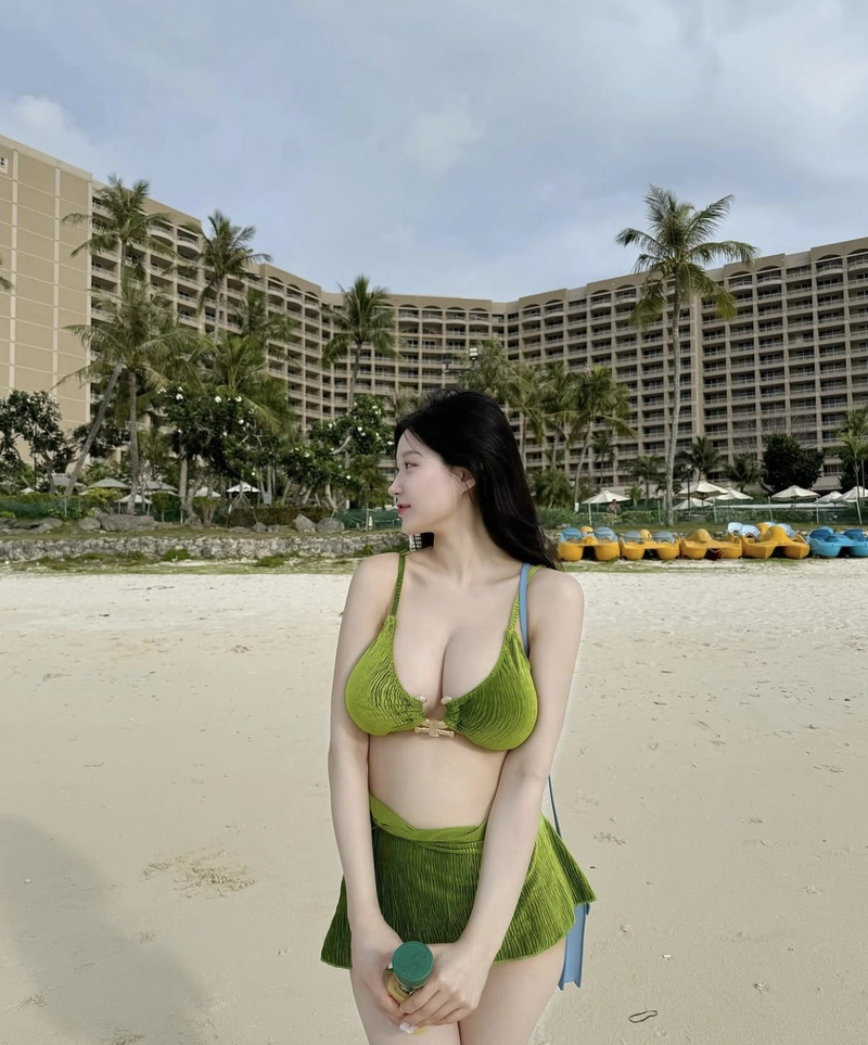 Seoul asuna mặc bikini màu xanh lá cây