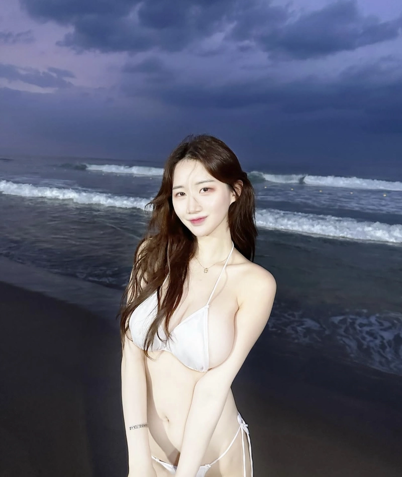 Seoul asuna mặc bikini ở biển ban đêm