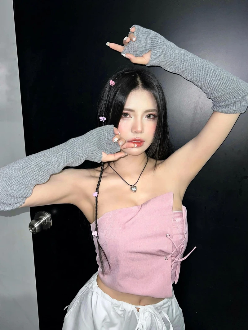 Set bikini nhỏ gọn tôn lên vóc dáng Mai Dora