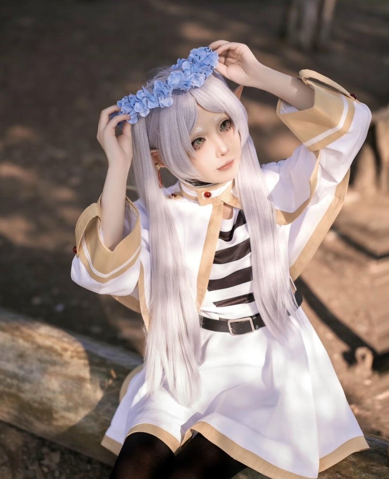 Tạo hình Frieren cosplay ánh mắt xa xăm đầy suy tư