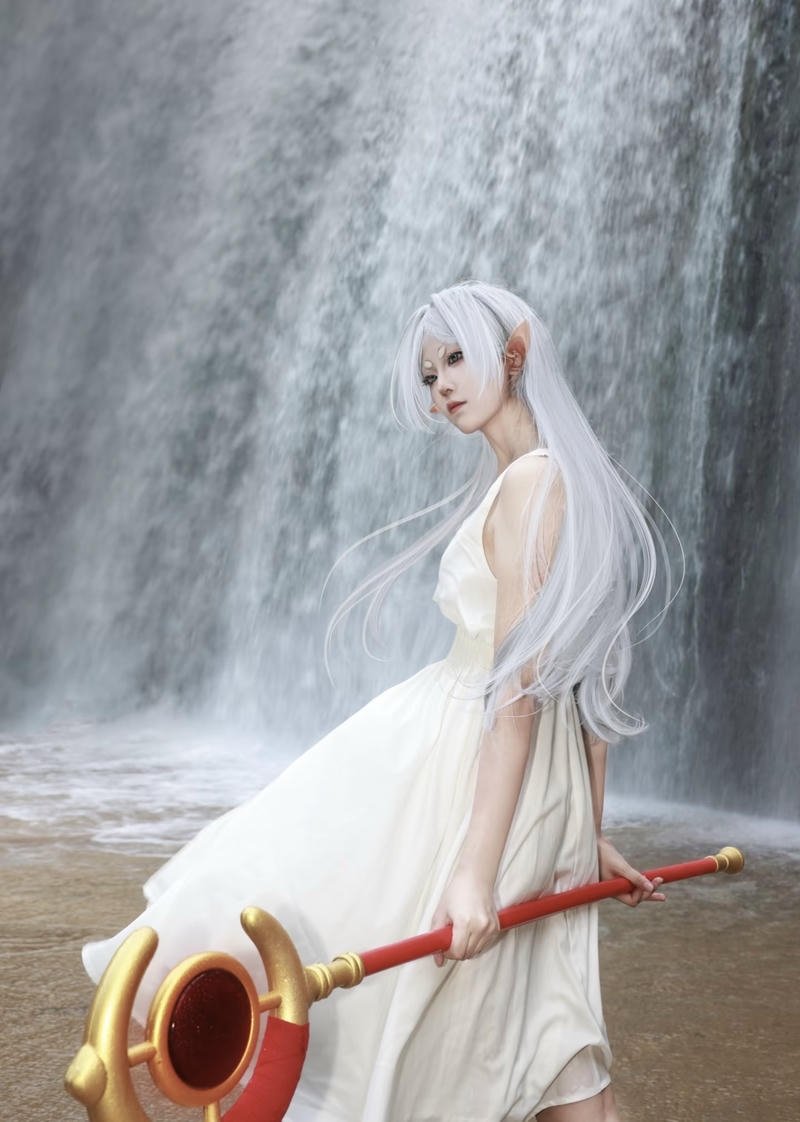 Tạo hình Frieren cosplay ánh sáng chiều tà đầy cảm xúc