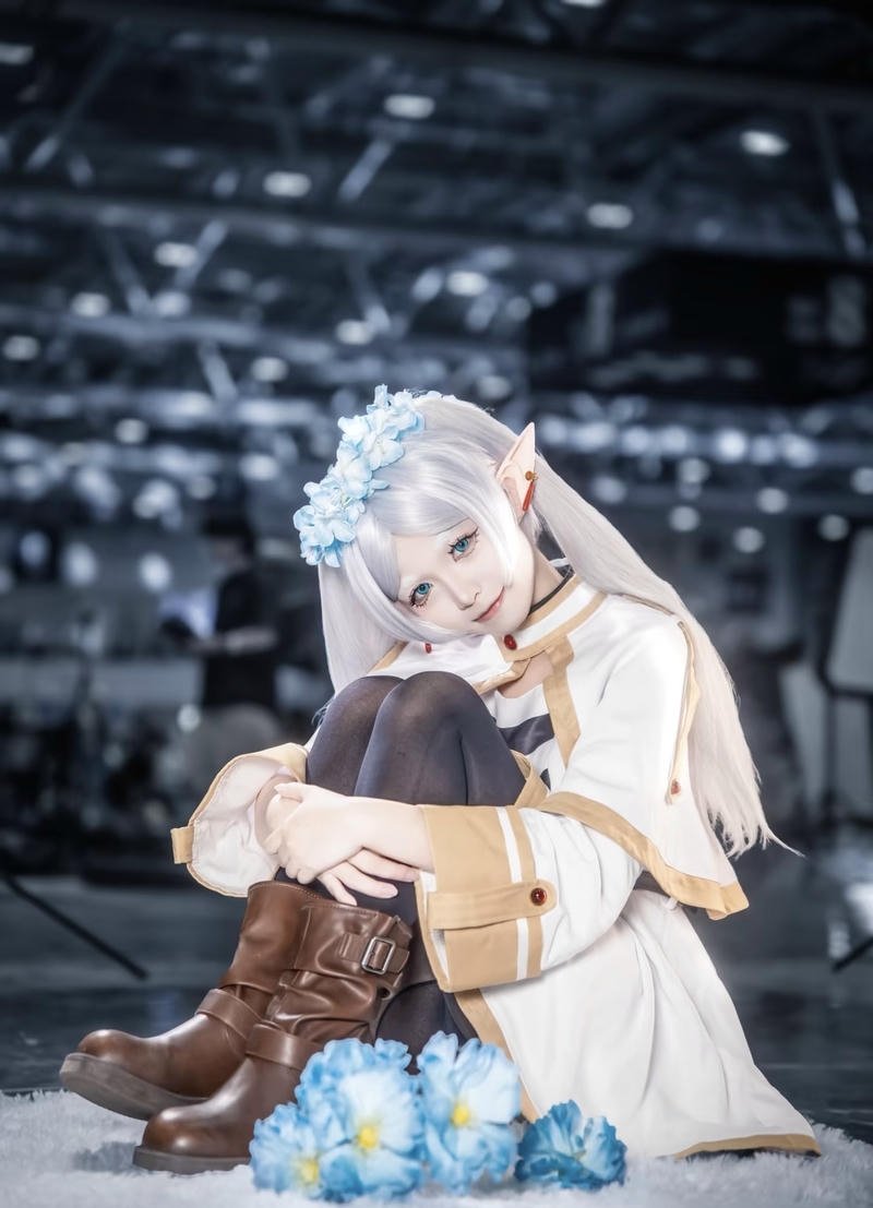 Tạo hình nhân vật Frieren cosplay ánh mắt trầm lắng sâu sắc