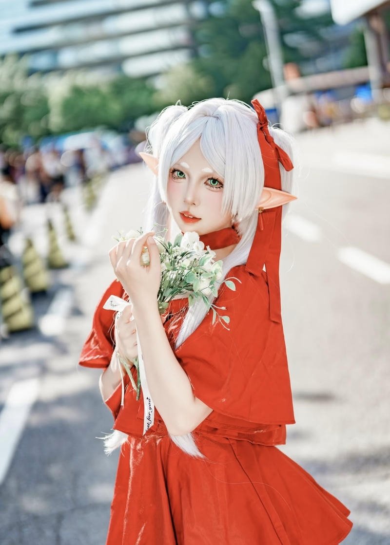 Tạo hình nhân vật Frieren cosplay ánh sáng ấm áp nhẹ