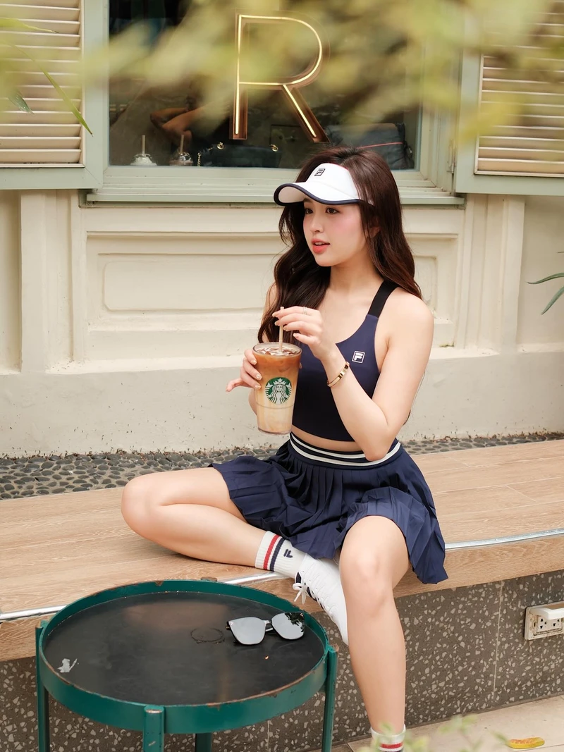 Thần thái tự tin là điểm mạnh của Lê Phương Anh bikini sexy