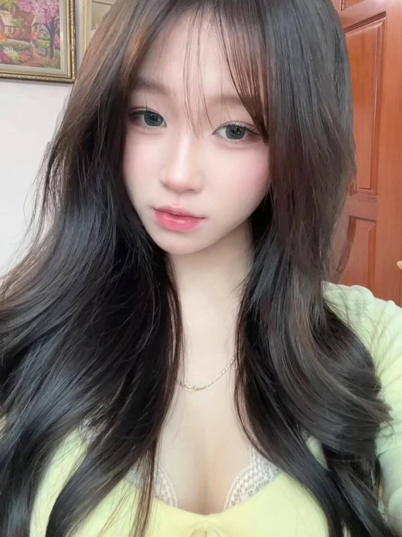 Thiếu nữ xinh đẹp dáng chuẩn đồ bơi hai mảnh