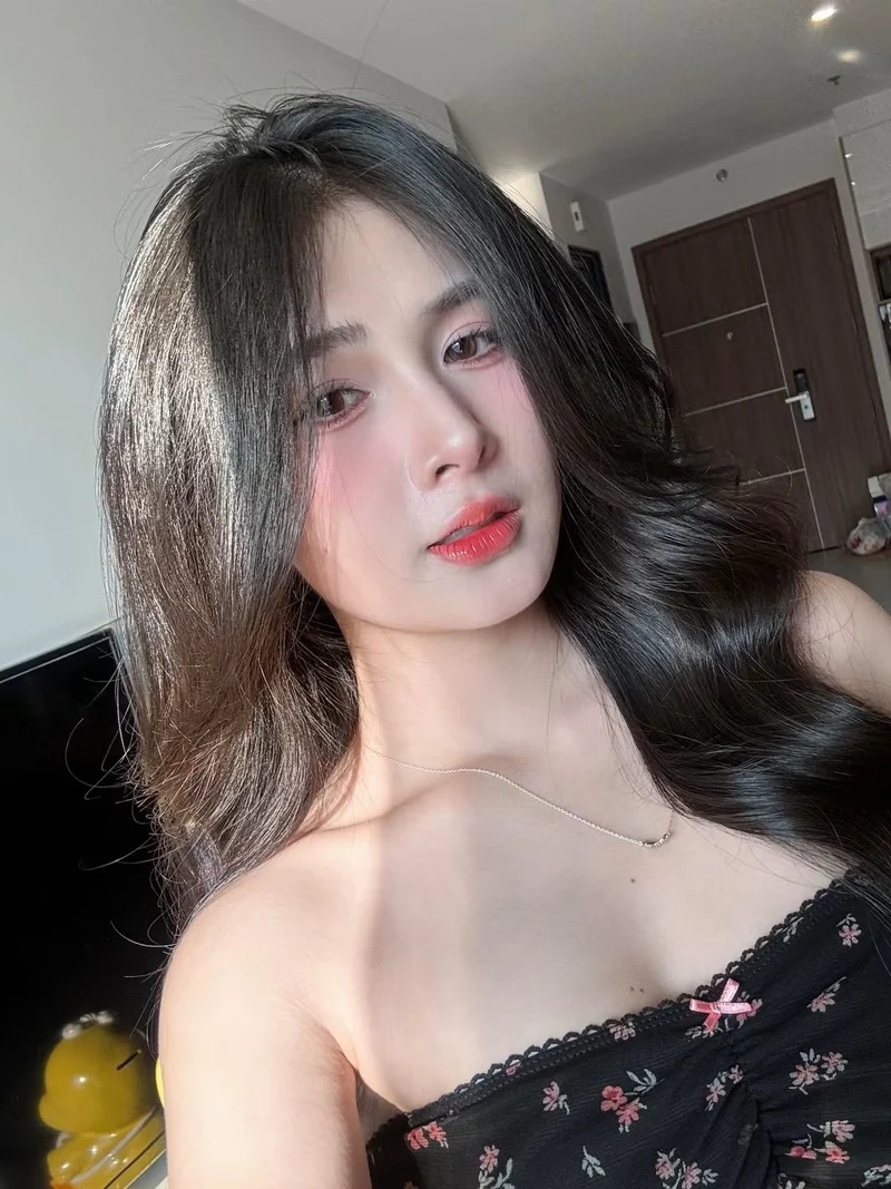 Tiktoker Quỳnh Alee bikini trắng nổi bật trên nền biển xanh