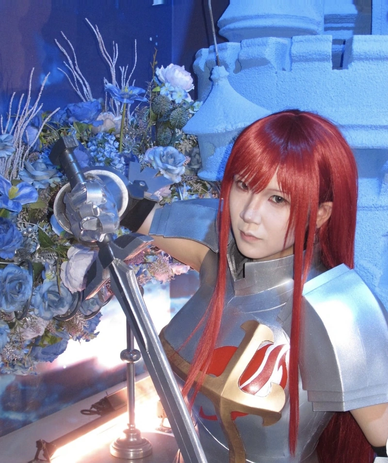 Tư thế chiến đấu mang phong cách cosplay Erza