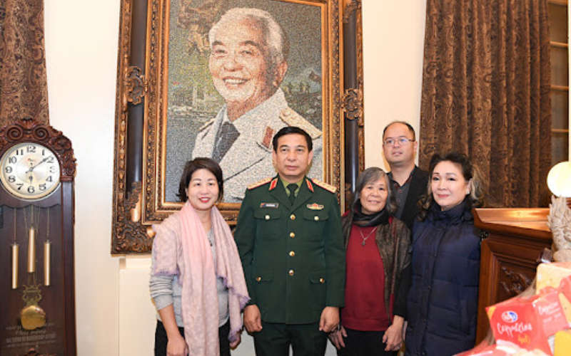 Vai Trò Của Phu Nhân Trong Gia Đình Sĩ Quan Cấp Cao