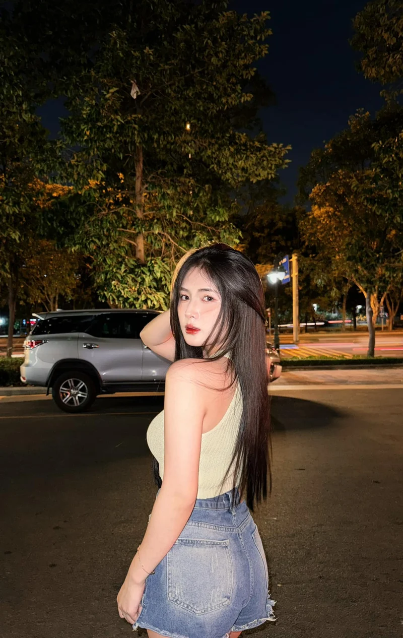 Vóc dáng Quỳnh Alee mặc đồ bơi sexy khoe chân dài miên man